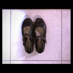 Dockers authentic manmade leather clasped dayshoe